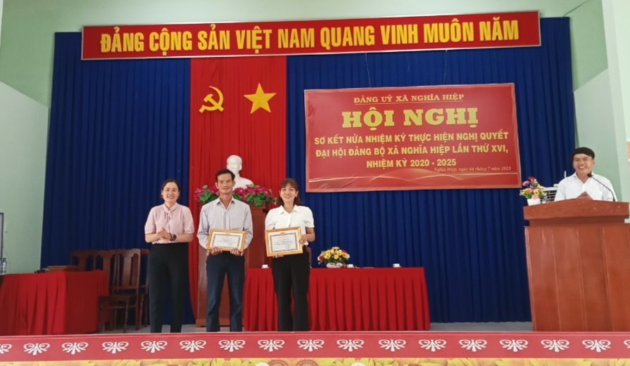 Đ/c Phạm Thị Kim Huệ - Phó chủ nhiệm UBKT Huyện uỷ tặng giấy khen cho tập thể có thành tích xuất sắc